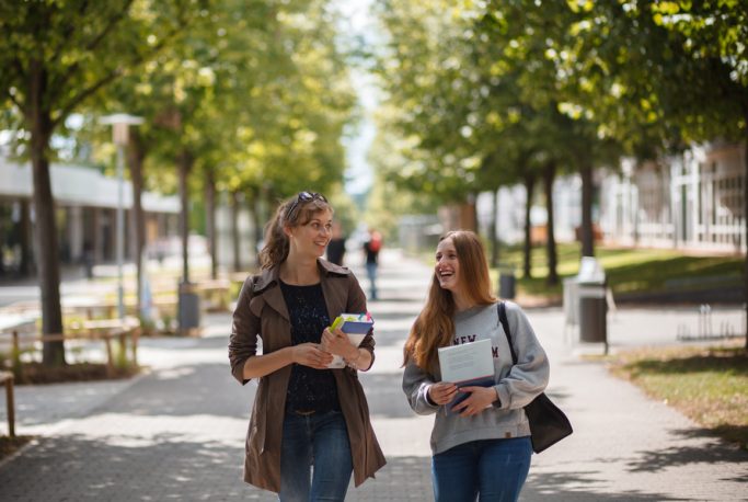 Studibuch Werbefoto – junger Student lernt mit Büchern am Schreibtisch