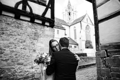 Brautpaar umarmt sich in der Altstadt bei Hochzeit in Stuttgart
