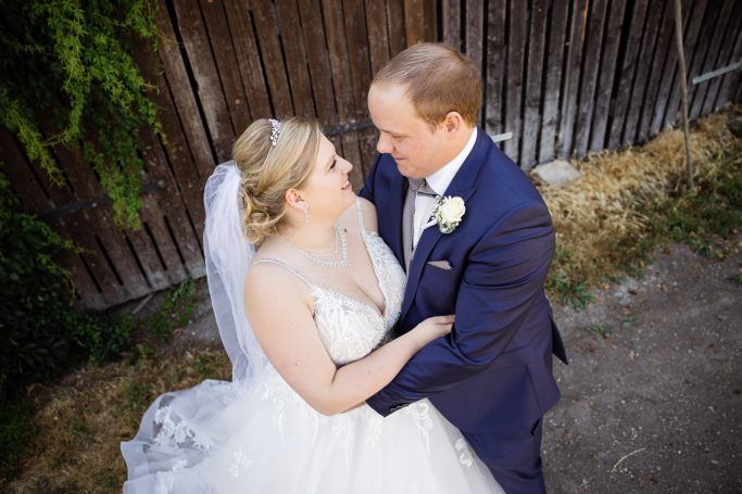 Hochzeit Schweiz Bodensee – Romantisches Brautpaarshooting Brautpaar am Bodensee in der Schweiz bei Hochzeit.