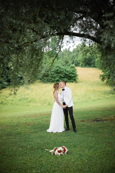 Brautpaarshooting am Neckar bei Hochzeit in Stuttgart.
