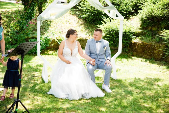 Hochzeit Ludwigsburg – Brautpaar sitzt wartend vor der Trauung Brautpaar sitzt wartend vor der Trauung in Ludwigsburg.
