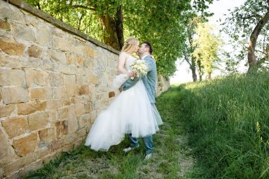 Bräutigam hebt Braut hoch und sie küssen sich bei Hochzeit in Karlsruhe