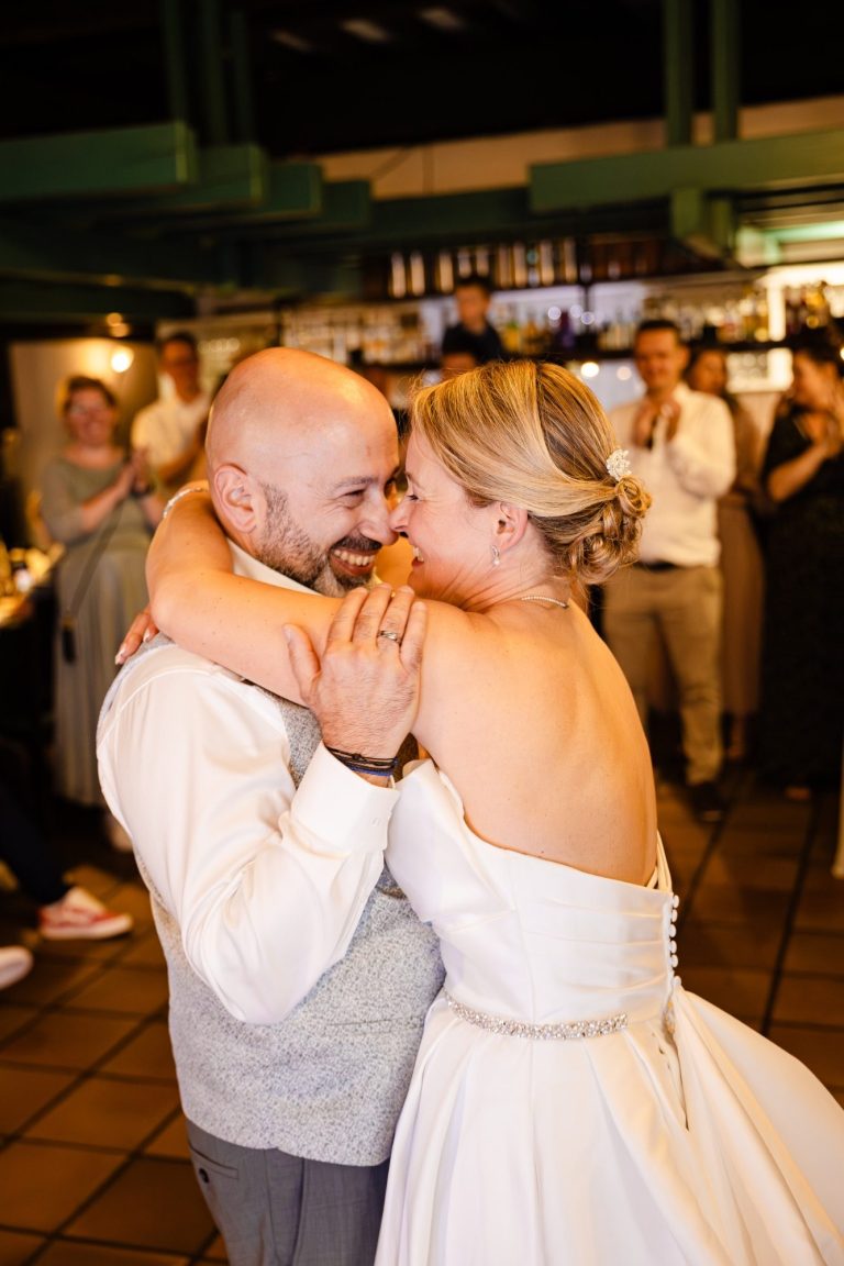 Hochzeitstanz Glücklicher Moment des Brautpaares beim Tanzen