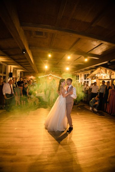 Hochzeitstanz Braut und Bräutigam mit Gästen in festlicher Location in Karlsruhe