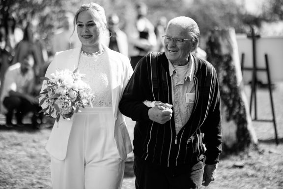 Braut mit Vater bei einer Hochzeit - natürliche Hochzeitsfotografie