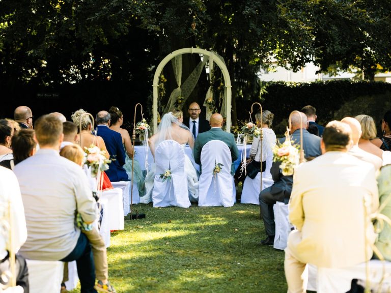 Von hinten fotografisch begleitet Doro und Mihail von hinten bei ihrer Hochzeit