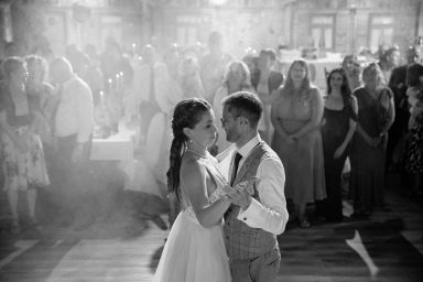 Brautpaar tanzt romantisch bei Hochzeit in Pforzheim, umgeben von Gästen