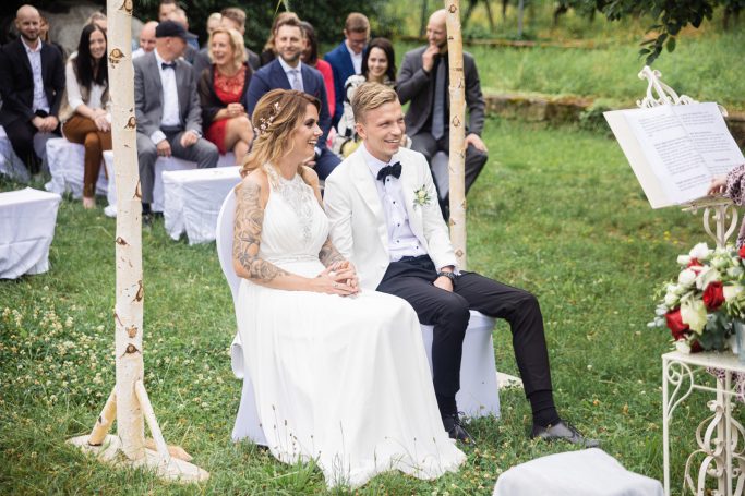 Hochzeit Stuttgart – Brautpaar lacht bei freier Trauung Brautpaar lacht bei freier Trauung mit Traurednerin in Stuttgart.