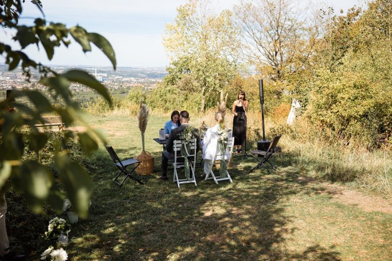 Von hinten fotografisch begleitet Gloria & Samuel von hinten bei ihrer Hochzeit