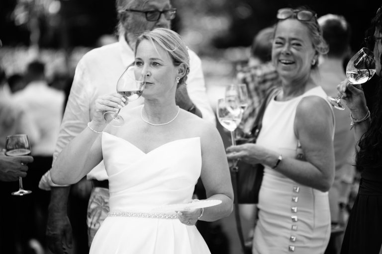 Doro trinkt aus dem Sektglas beim Schloss Sektempfang und es wird getrunken bei der Hochzeit