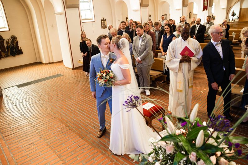 Laura & Maximilian küsse sich bei der Übergabe des Brautvaters