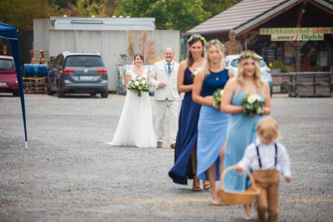 Hochzeit Stuttgart – Braut läuft mit Vater zum Altar Braut läuft mit Vater zum Altar bei freier Trauung in Stuttgart.