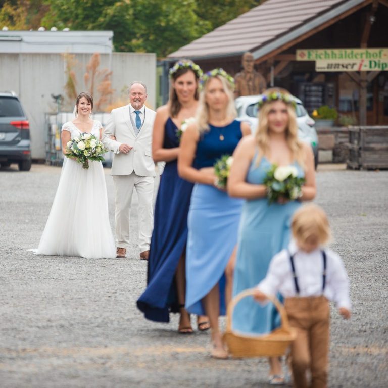 Hochzeitsbudgetplanung für Ludwigsburger Hochzeit Brautpaar plant Hochzeitsbudget mit Laptop und Notizen