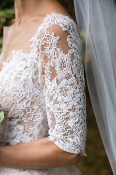 Details vom Brautkleid bei Hochzeit in Karlsruhe.