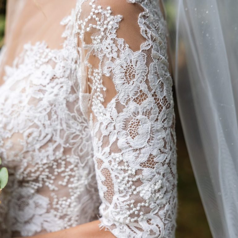 Zeitplan für den Hochzeitstag in Ludwigsburg Hochzeitspaar schaut gemeinsam auf Tagesablaufplan