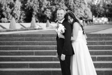 Braut umarmt Bräutigam von hinten bei Hochzeit in Stuttgart – inniges Brautpaarfoto, liebevolle Umarmung beim Paarshooting.