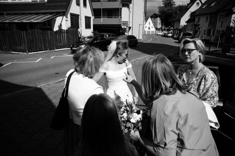 Laura im Brautkleid vor dem Eingang zur Kirche