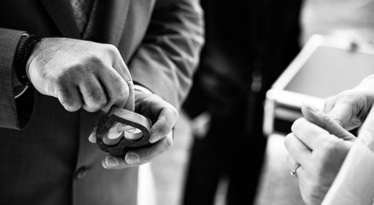 Ring wird aus der Kiste genommen Er nimmt den Ring aus der Kiste
