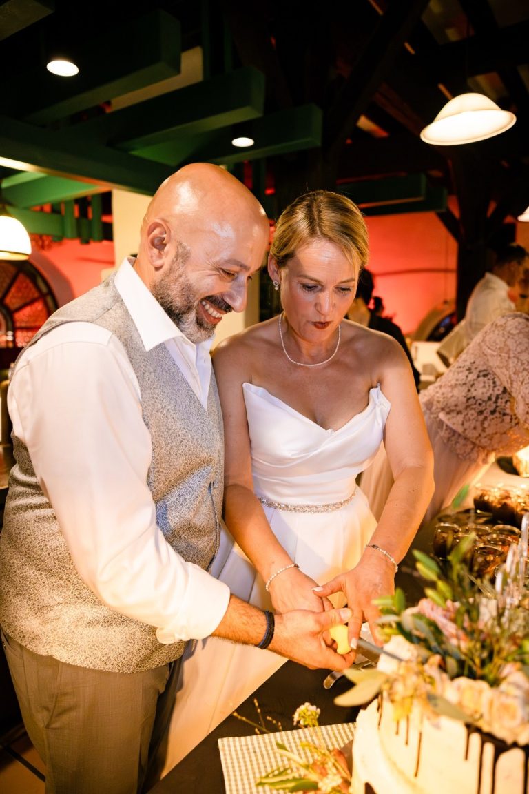 Doro und Mihail schneiden die Hochzeitstorte an Anschnitt der Hochzeitstorte von Doro und Mihail