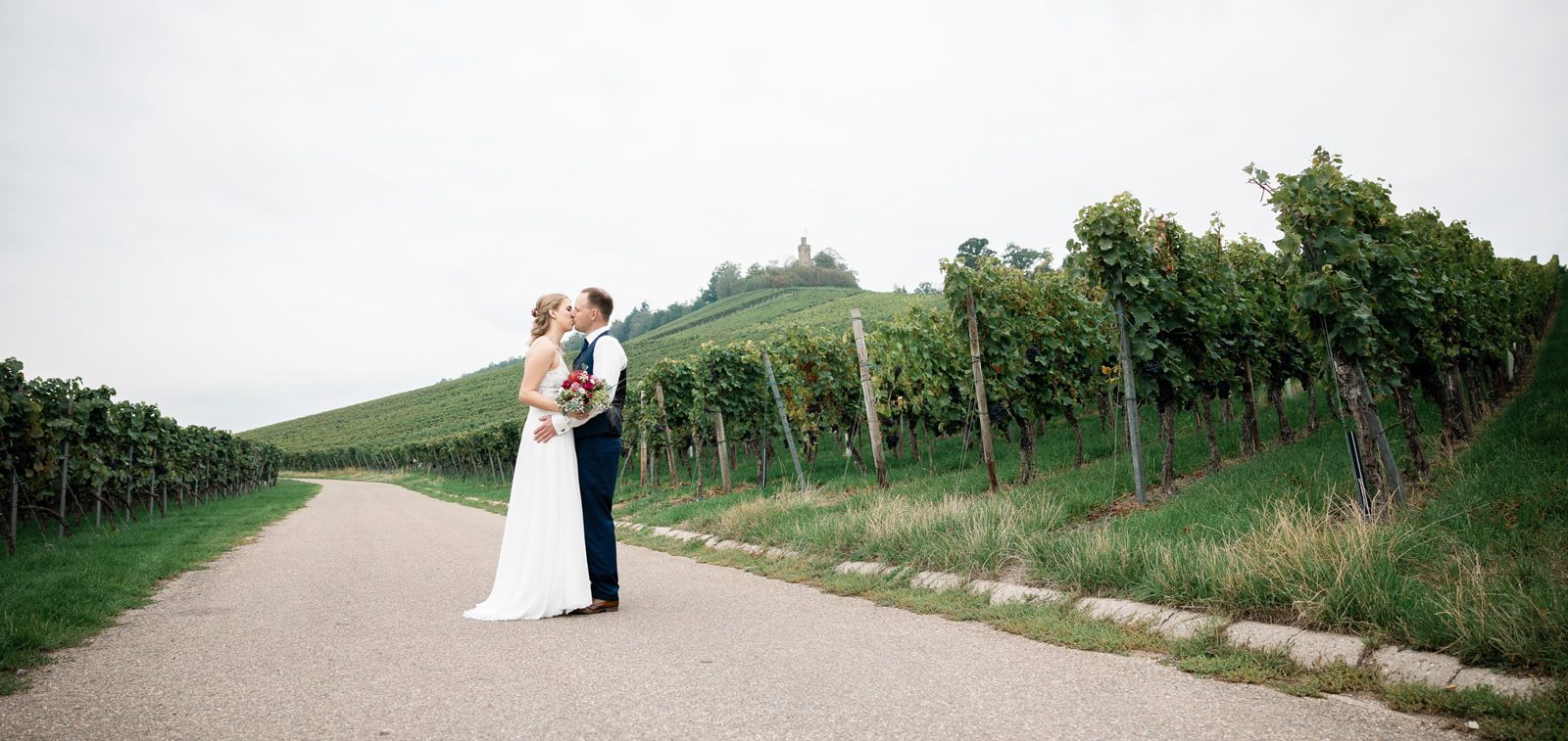 Heiraten im Heilbronner Weinanbaugebiet – Die schönsten Locations & Tipps Brautpaar vor malerischen Weinbergen im Heilbronner Weinanbaugebiet – Hochzeitsfotografie Heilbronn