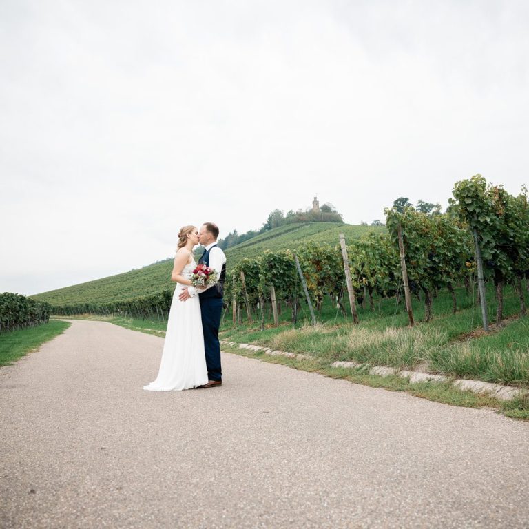 Brautpaar vor Weinbergen im Heilbronner Weinanbaugebiet – Hochzeitsfotografie Heilbronn