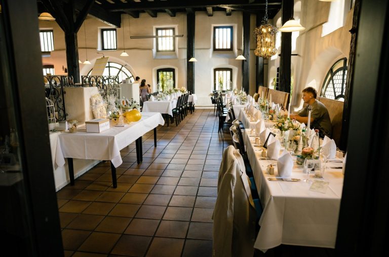Hochzeitslocation und Dekoration Echte Aufnahme einer Location und Dekoration bei einer Hochzeit