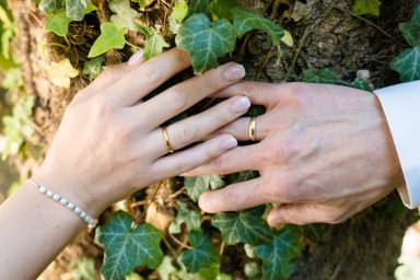 Eheringe am Baum mit Hand bei Hochzeit in Eppingen.