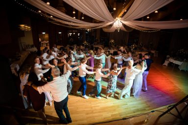 Hochzeitsparty Stuttgart – Gäste und Brautpaar tanzen ausgelassen auf der Tanzfläche, fröhliche Stimmung, DJ sorgt für gute Musik und volle 