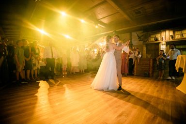 Emotionaler Hochzeitstanz in Stuttgart – Brautpaar tanzt eng umschlungen, romantischer Moment auf der Tanzfläche, Gäste schauen begeistert z