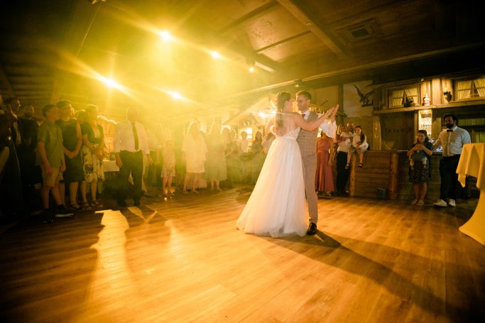 Hochzeit Stuttgart – Erster Tanz des Brautpaars auf der Feier Emotionaler Hochzeitstanz in Stuttgart – Brautpaar tanzt eng umschlungen, romantischer Moment auf der Tanzfläche, Gäste schauen begeistert z