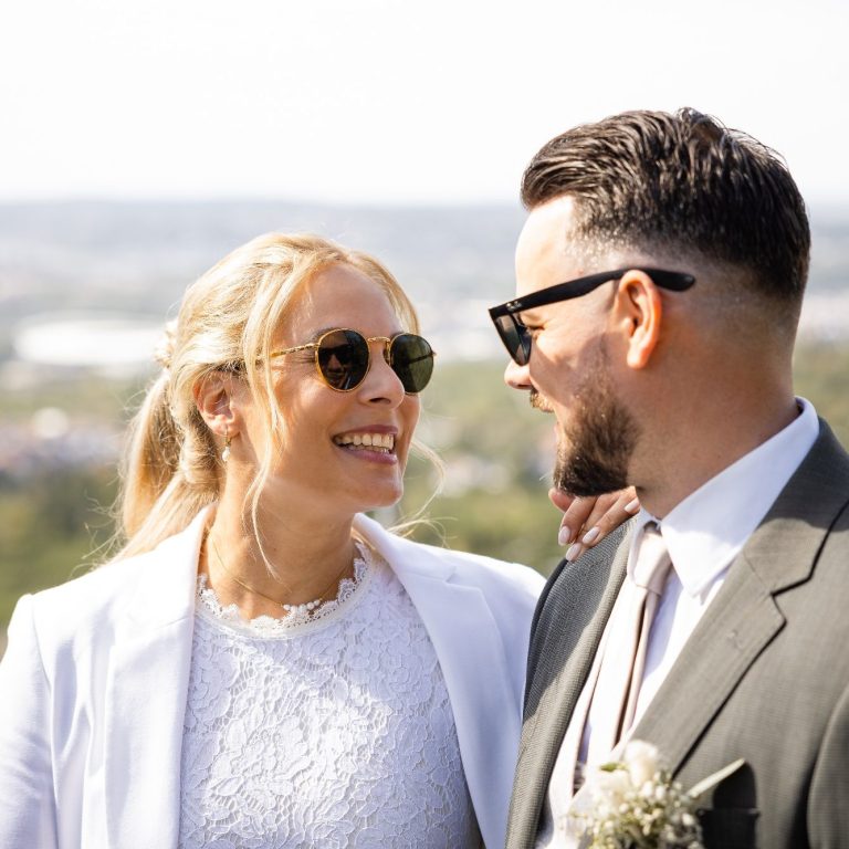 Gloria & Samuel schauen sich an Die Braut schaut den Bräutigam in Heilbronn an