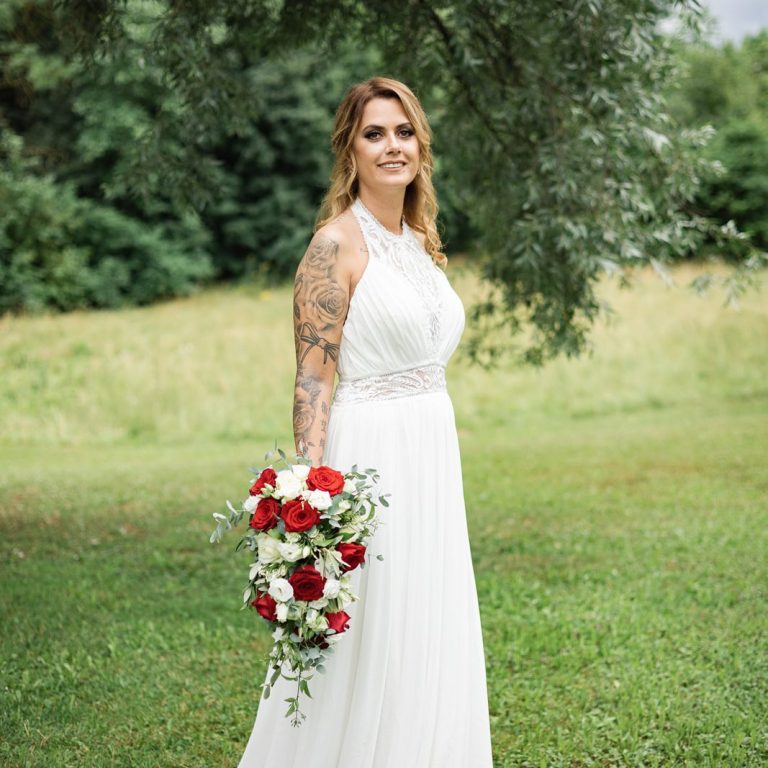 Auswahl des Brautkleids für Ludwigsburger Hochzeit Braut probiert elegantes Brautkleid in Ludwigsburg an