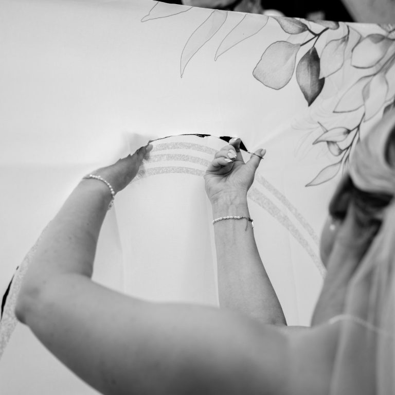 Schere schneidet Papier durch Schere wird benutzt um das Tuch durchzuschneiden in Schwarz weiss