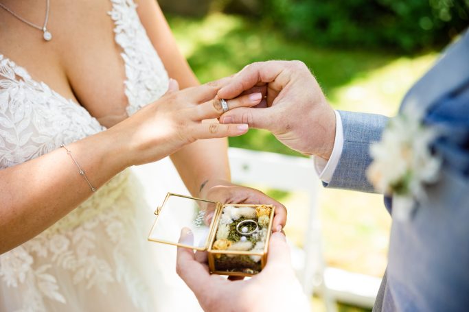 Hochzeit Stuttgart – Ringtausch bei der Trauung Ringtausch bei Hochzeit in Stuttgart – Brautpaar während der Trauung
