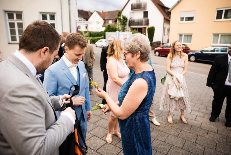 Bräutigam Maximilian beim Anstecken der Hochzeitsblumen
