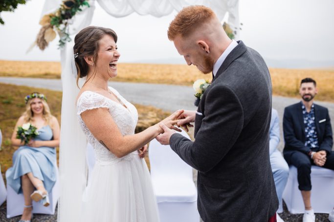 Hochzeit Stuttgart – Bräutigam beim Ringtausch Bräutigam tauscht Ehering während der Trauung in Stuttgart.