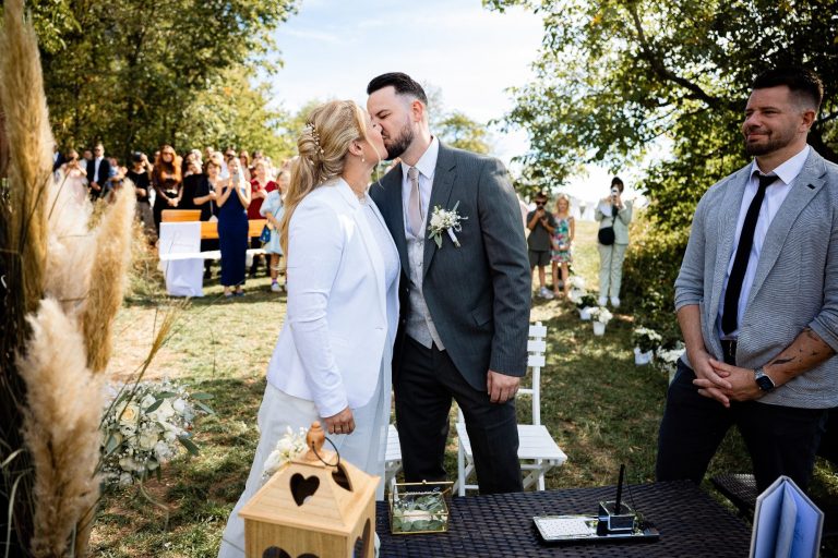 Glückliches Paar bei ihrer Hochzeit Laura & Maximilian schauen sich verliebt an