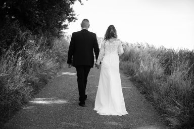 Brautpaar läuft von der Kamera weg bei Hochzeit in Stuttgart.