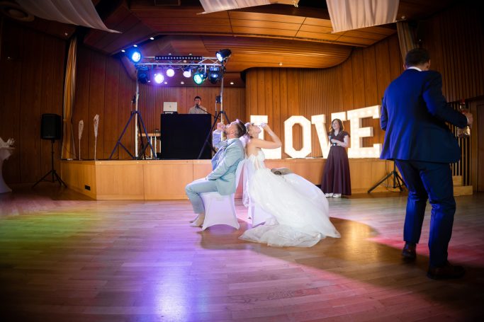 Hochzeit Heilbronn – Brautpaar spielt Trinkspiel Brautpaar trinkt Alkohol bei Hochzeitsspiel in Heilbronn.