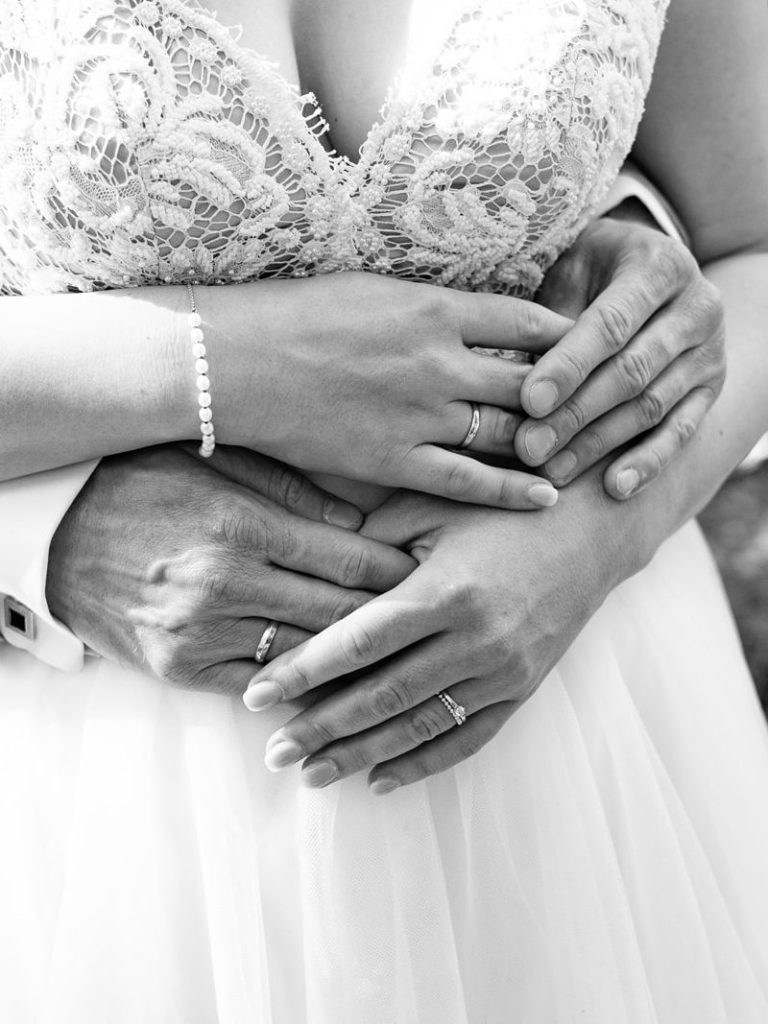 Eheringe bei einer Hochzeit in Heilbronn – Brautpaar in der Alten Reederei Detailaufnahme der Hände eines Brautpaares mit Eheringen – Hochzeit in der Alten Reederei Heilbronn
