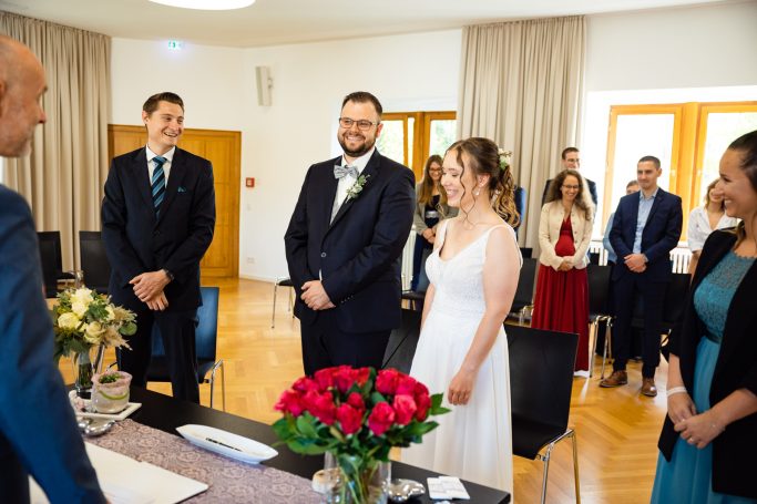 Hochzeitszeremonie mit Braut, Bräutigam und Gästen in hellem Raum in Karlsruhe Hochzeitszeremonie mit Braut, Bräutigam und Gästen in einem hellen Raum.