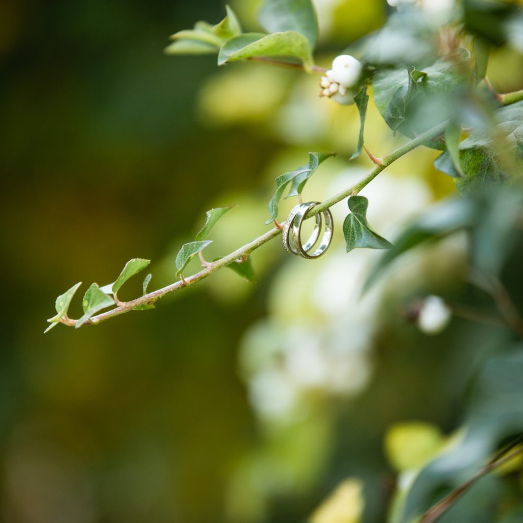 Hochzeitsfloristin arrangiert Blumenschmuck in Ludwigsburg
