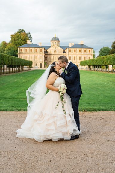 Brautpaar vor Schloss Rastatt bei Hochzeit.
