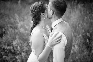 Emotionales Schwarz-Weiß-Bild vom Brautpaar bei Hochzeit in Ludwigsburg