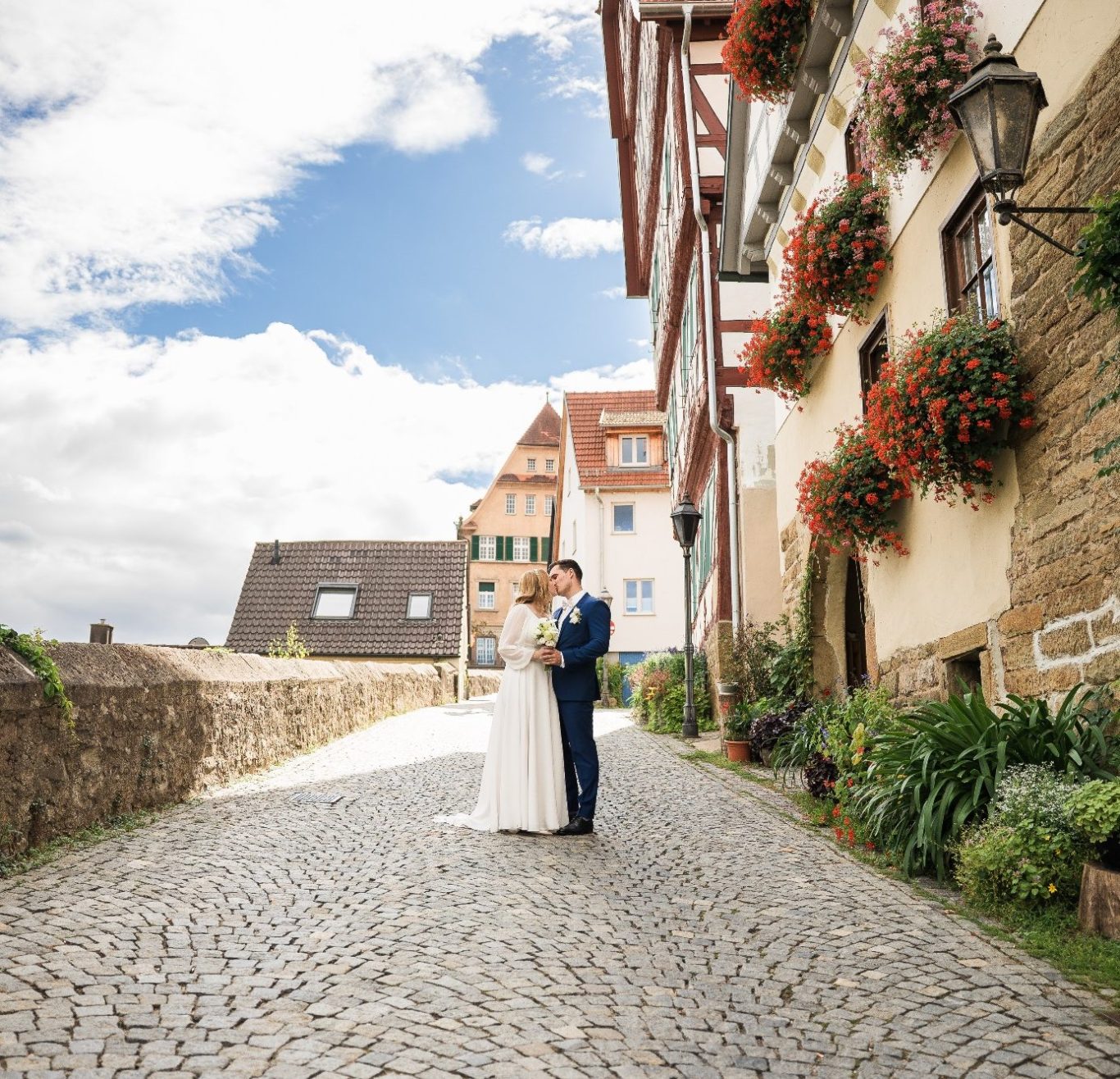 Nahaufnahme von verliebtem Brautpaar am Hochzeitstag – Braut und Bräutigam berühren Stirn an Stirn, Augen geschlossen, inniger emotionaler M