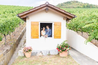 Brautpaar im Weinberghaus in den Weinbergen bei Hochzeit in Karlsruhe