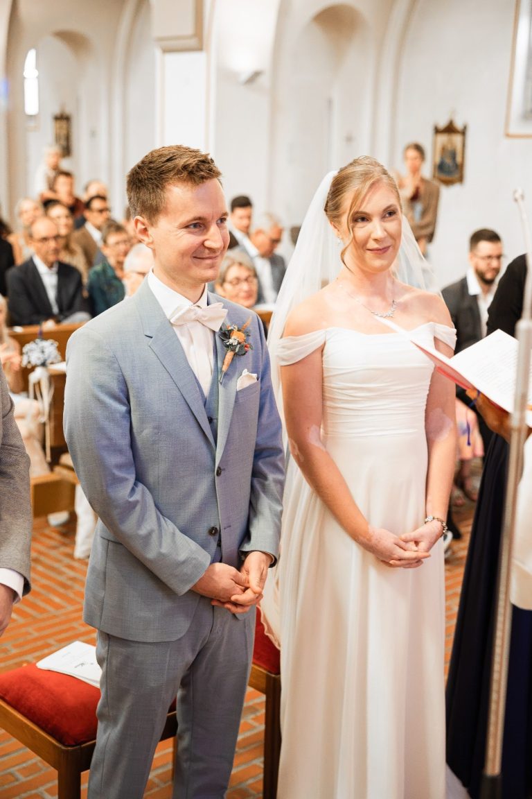 Braut und Bräutigam in der Kirche in Ludwigsburg bei der Hochzeit