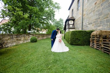 Brautpaar vor Kirche bei Hochzeit in Pforzheim
