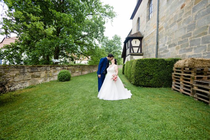 Hochzeit Pforzheim – Brautpaarshooting vor Kirche Brautpaar vor Kirche bei Hochzeit in Pforzheim