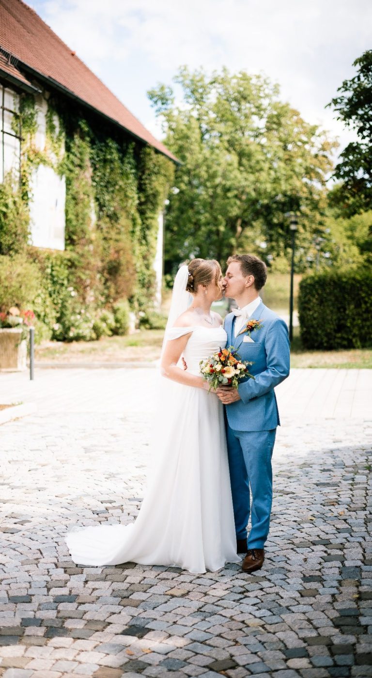 Tiefer Emotionaler Moment in Ludwigsburg vom Brautpaar - Hochzeitsfotografie